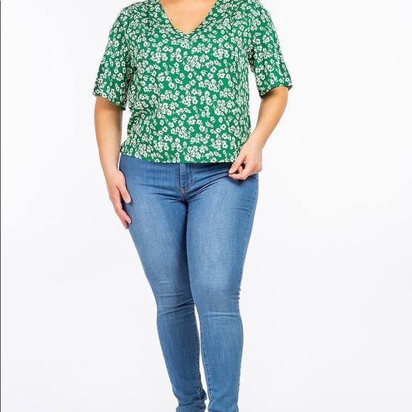 Green Plus Floral Short Sleeve Top NWT - Picture 6 of 11